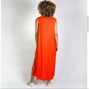 Ali Golden V-Neck Sleeveless Midi Dress in Poppy Red. M/L